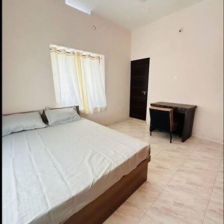 Home At Guruvayur 2 Ac Room,1 Single Bed,Kitchen Exterior photo