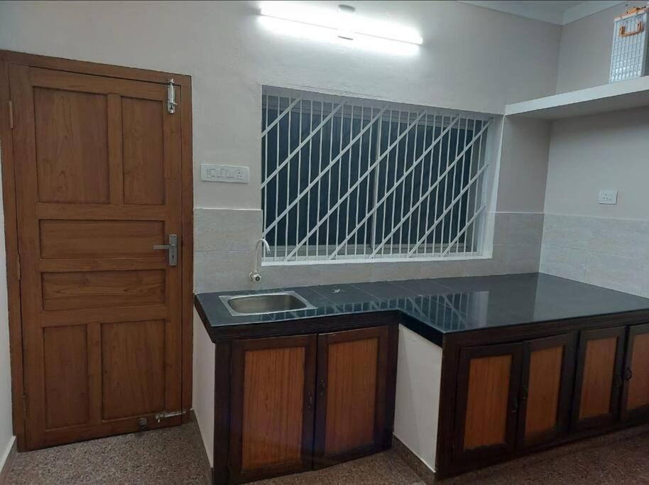 Home At Guruvayur 2 Ac Room,1 Single Bed,Kitchen Exterior photo