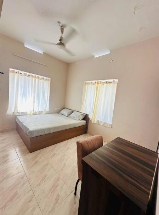 Home At Guruvayur 2 Ac Room,1 Single Bed,Kitchen Exterior photo